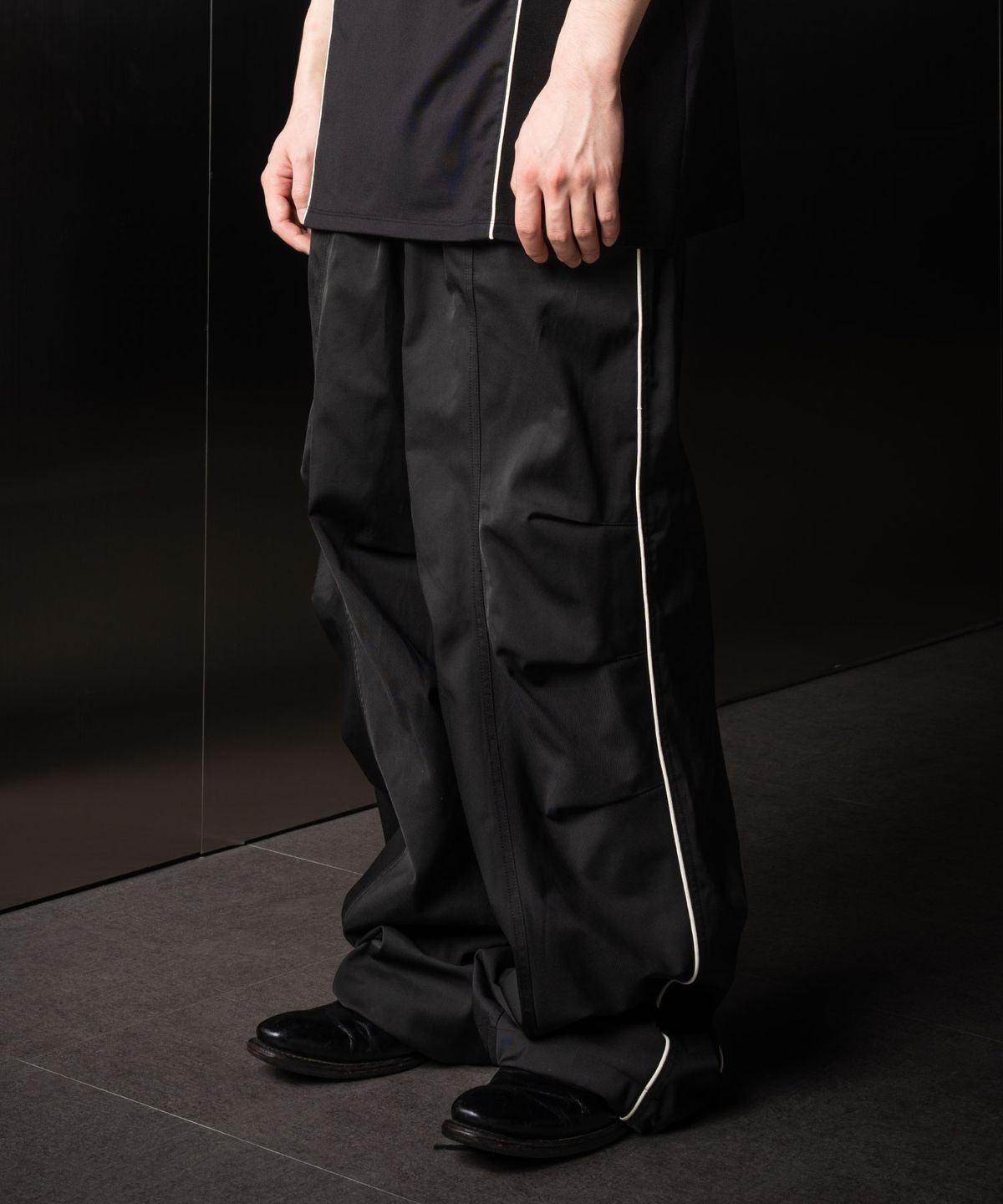 이우가마카라스(IUGAMAKARAS) Piping Pin-Tuck Pants (Black)