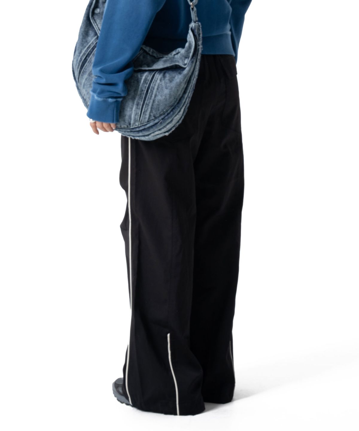 이우가마카라스(IUGAMAKARAS) Piping Pin-Tuck Pants (Black)