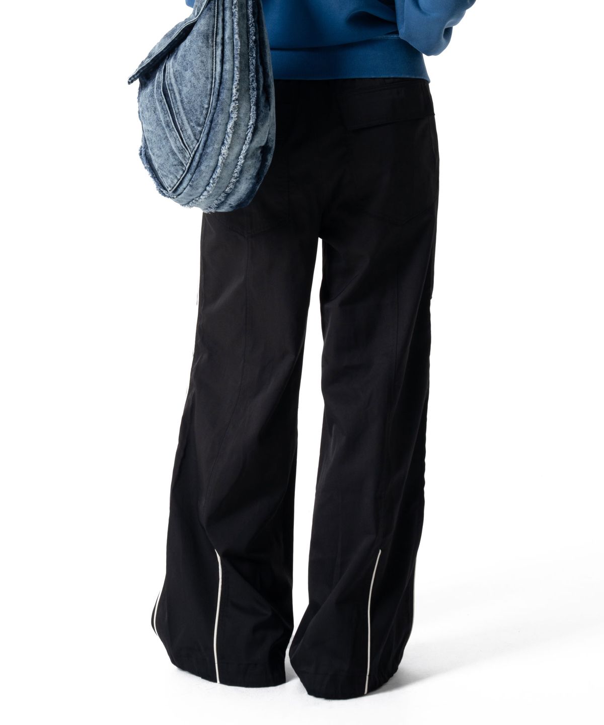 이우가마카라스(IUGAMAKARAS) Piping Pin-Tuck Pants (Black)