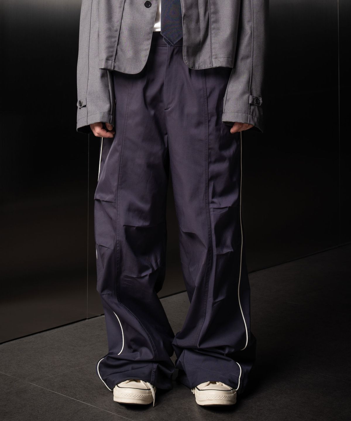 이우가마카라스(IUGAMAKARAS) Piping Pin-Tuck Pants (Dark Gray)