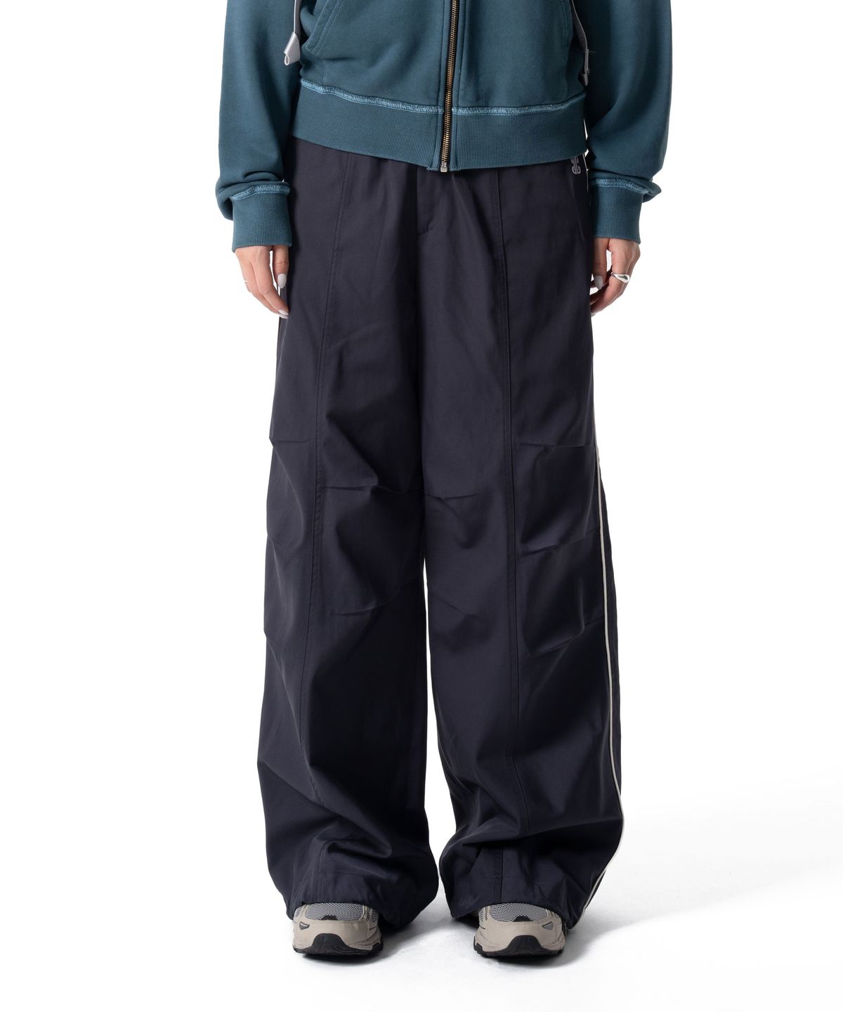 이우가마카라스(IUGAMAKARAS) Piping Pin-Tuck Pants (Dark Gray)