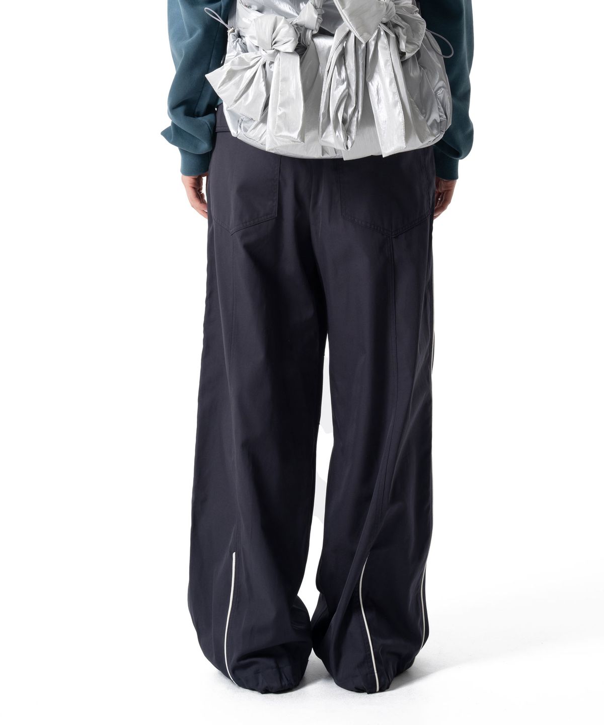 이우가마카라스(IUGAMAKARAS) Piping Pin-Tuck Pants (Dark Gray)