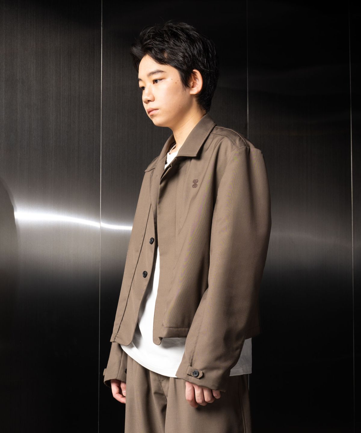 이우가마카라스(IUGAMAKARAS) Hem Button Crop Jacket (Brown)