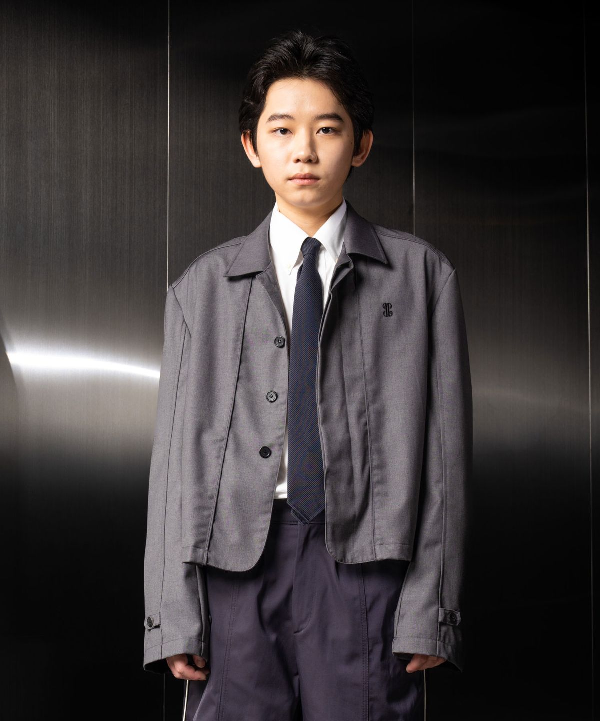 이우가마카라스(IUGAMAKARAS) Hem Button Crop Jacket (Gray)