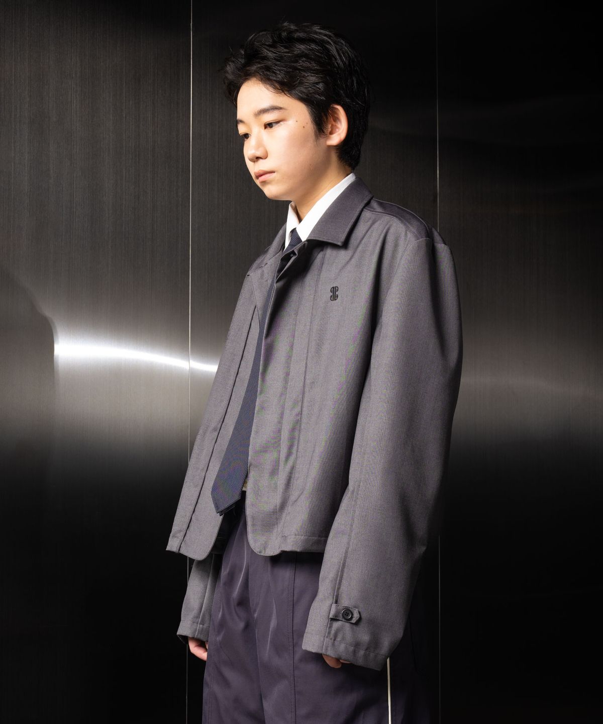 이우가마카라스(IUGAMAKARAS) Hem Button Crop Jacket (Gray)