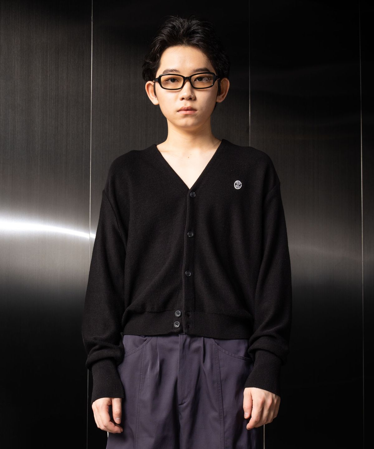 이우가마카라스(IUGAMAKARAS) Short Wappen Cardigan (Black)