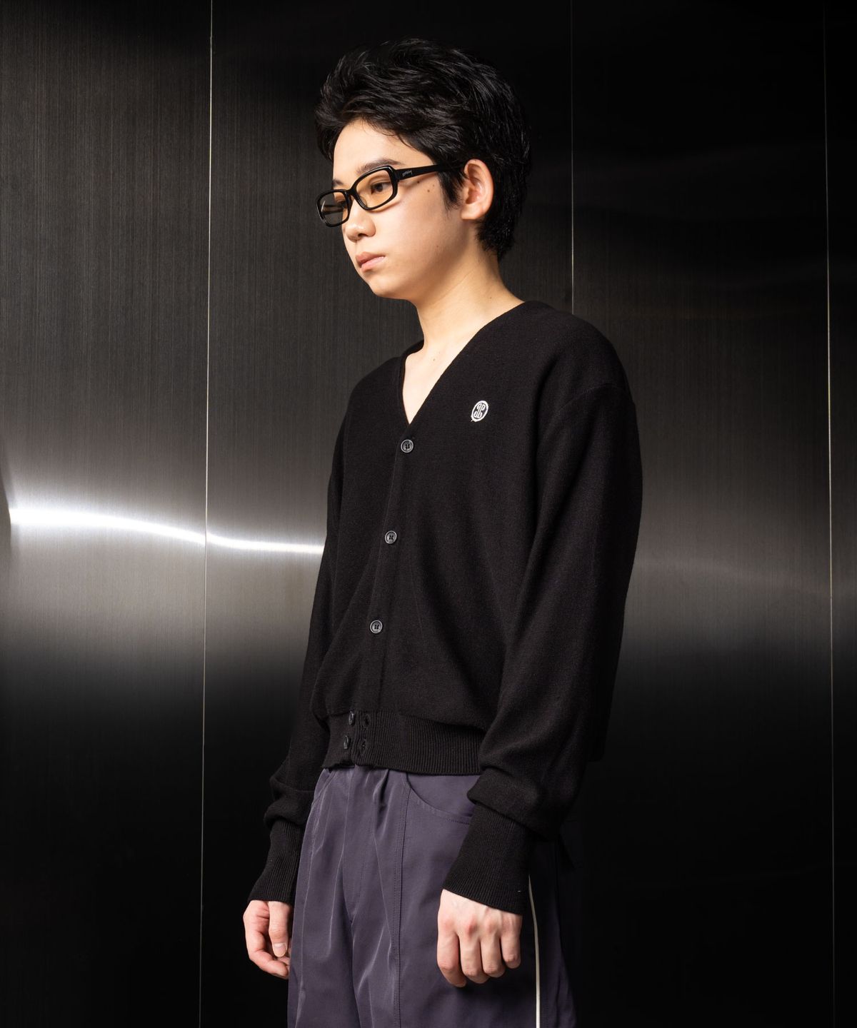 이우가마카라스(IUGAMAKARAS) Short Wappen Cardigan (Black)