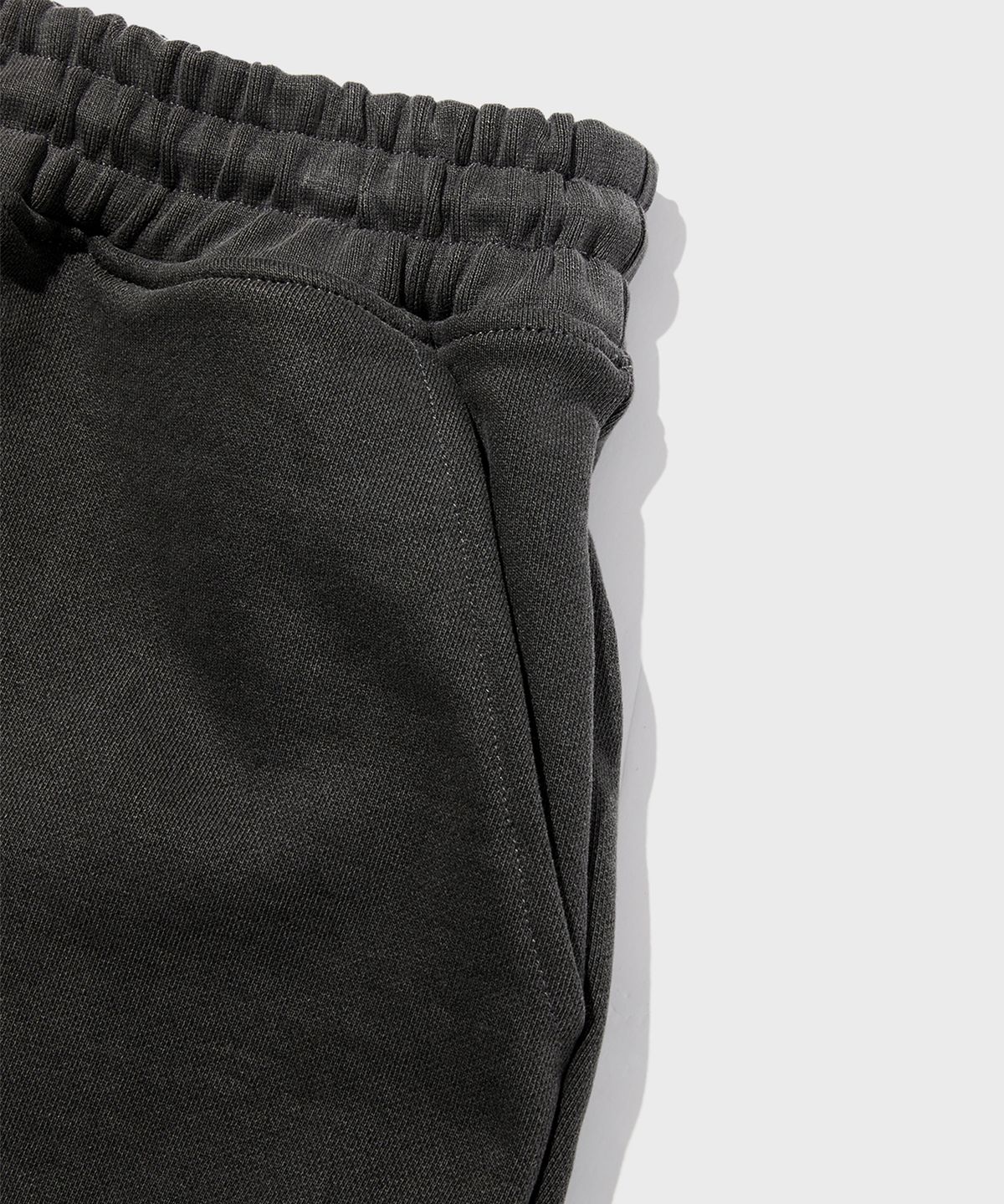 더블유엠씨(WMC) 에센셜 하프 스웻팬츠_CHARCOAL GREY