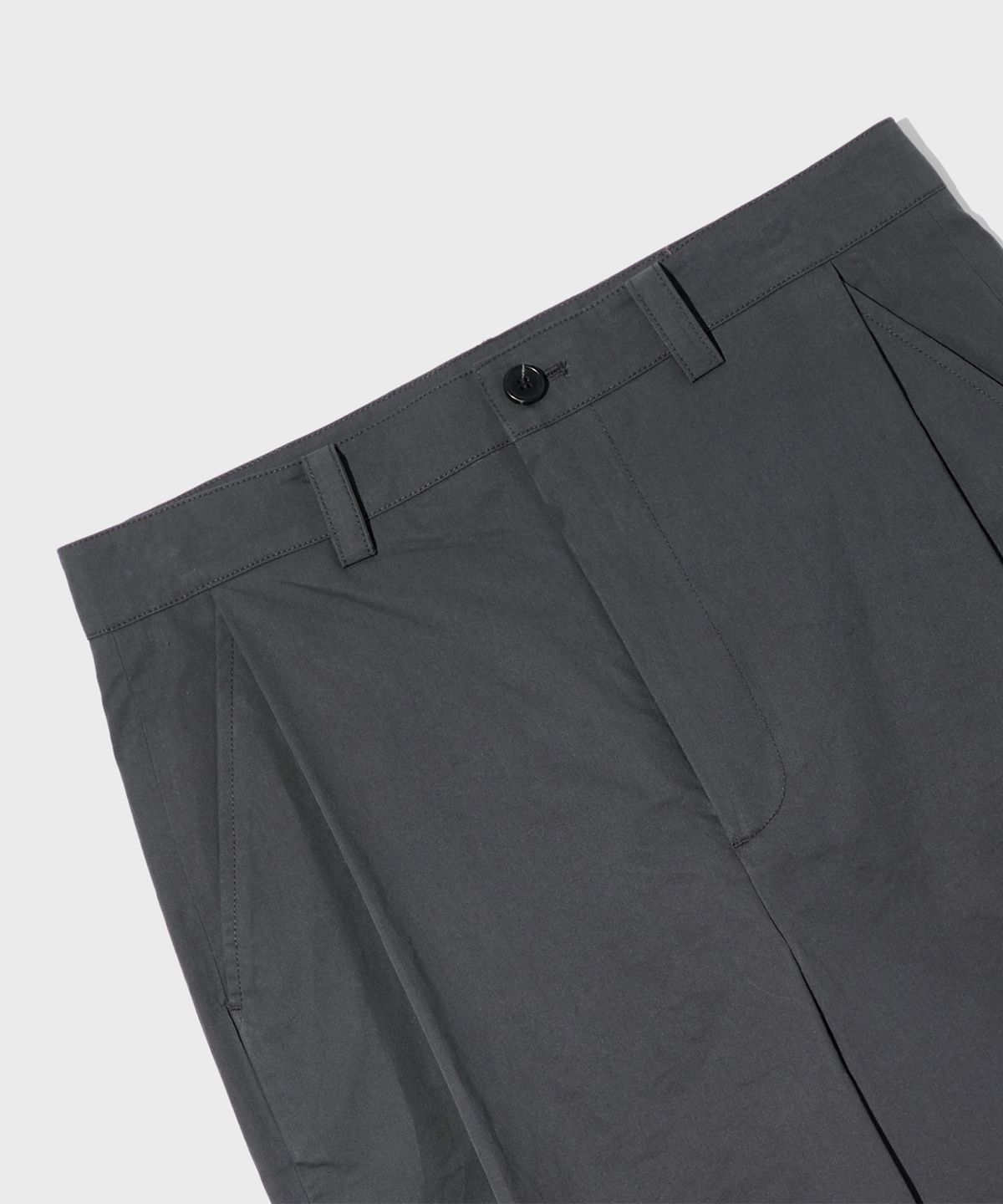 더블유엠씨(WMC) 딥 플리츠 치노팬츠_CHARCOAL GREY