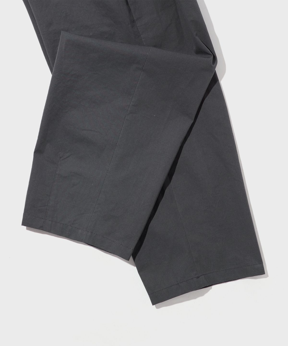 더블유엠씨(WMC) 딥 플리츠 치노팬츠_CHARCOAL GREY