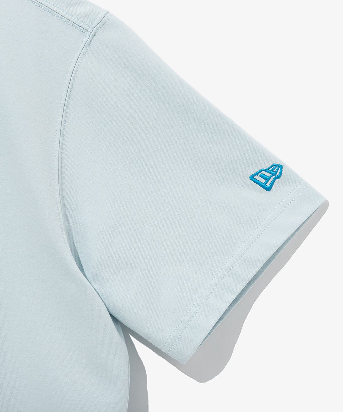 뉴에라(NEW ERA) 시즈널 컨텍트 어스 티셔츠 페일 블루