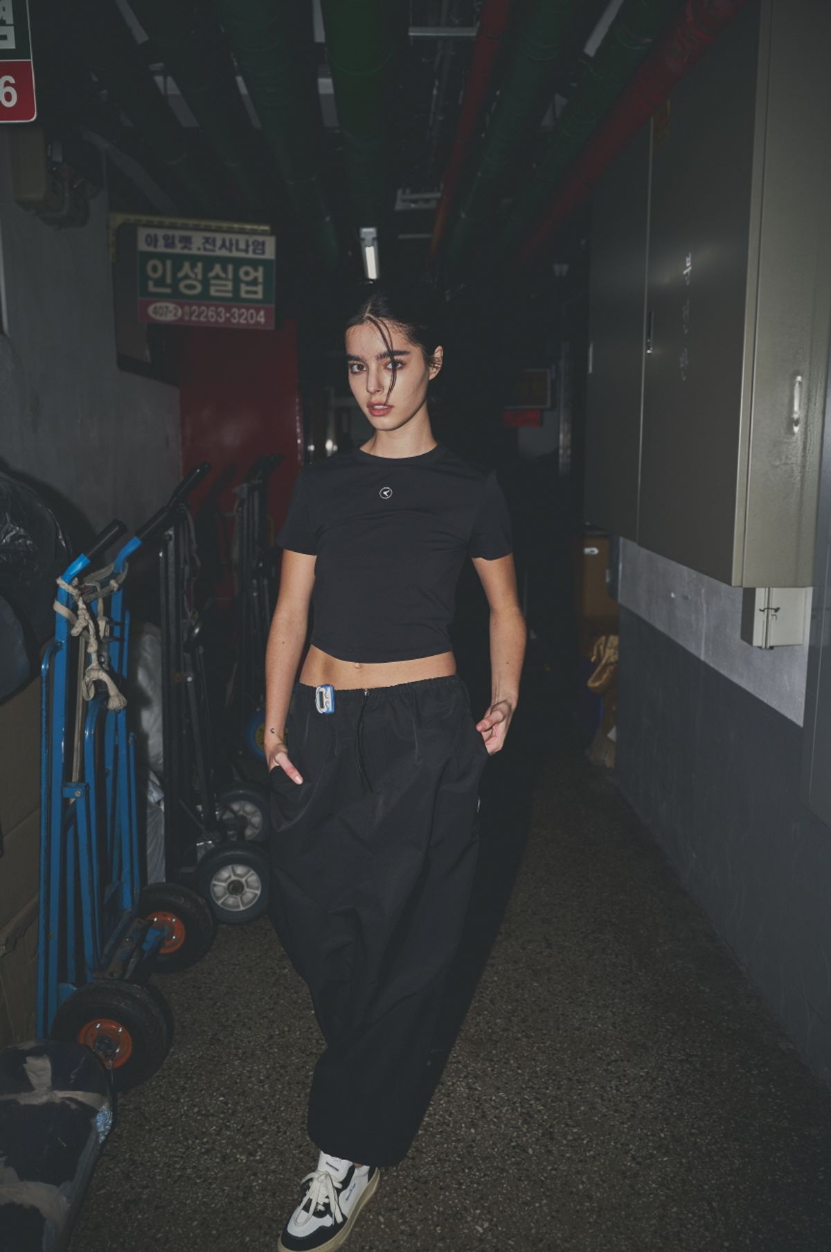인터레스트(INTEREST) BACK SLIT WINDBREAKER SKIRT_BLACK