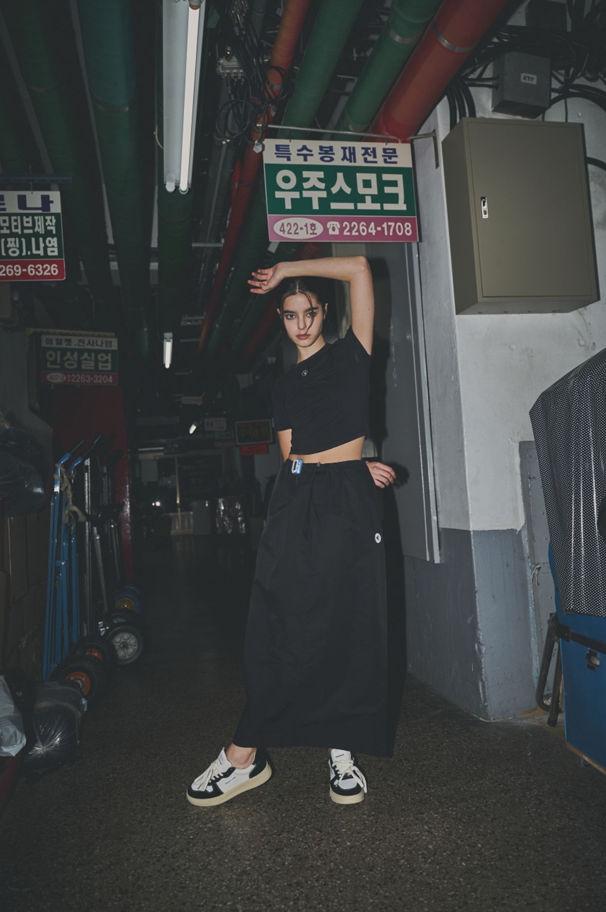 인터레스트(INTEREST) BACK SLIT WINDBREAKER SKIRT_BLACK