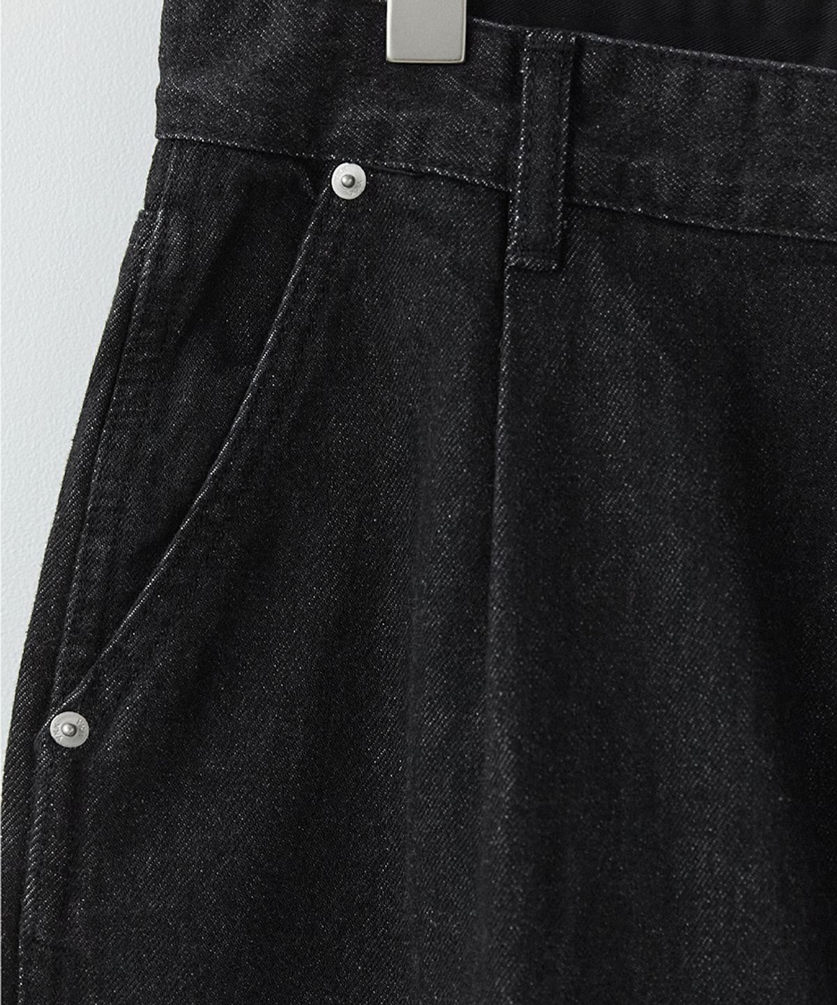 러프사이드(ROUGHSIDE) Drape Denim Pants Black