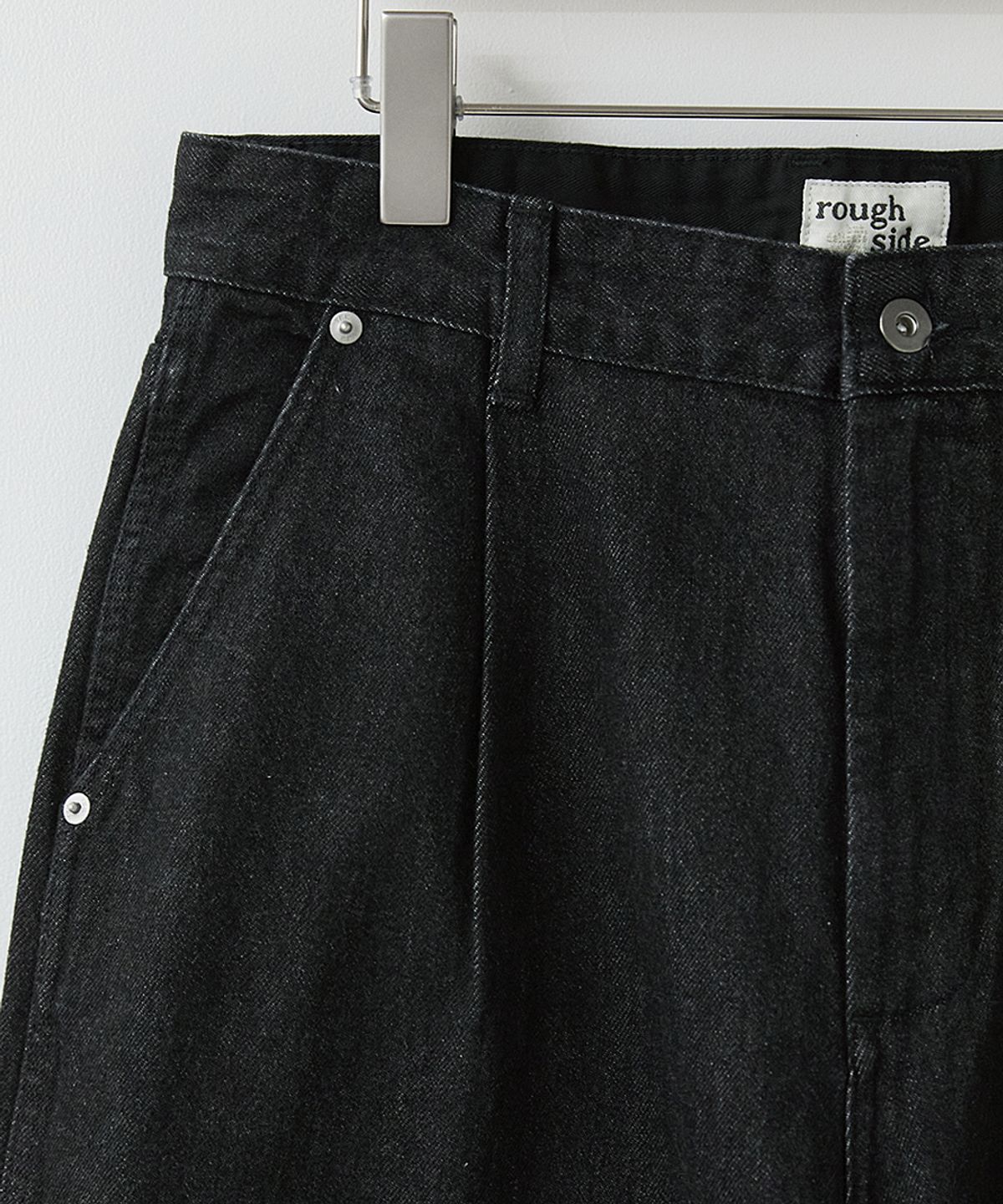 러프사이드(ROUGHSIDE) Drape Denim Pants Black