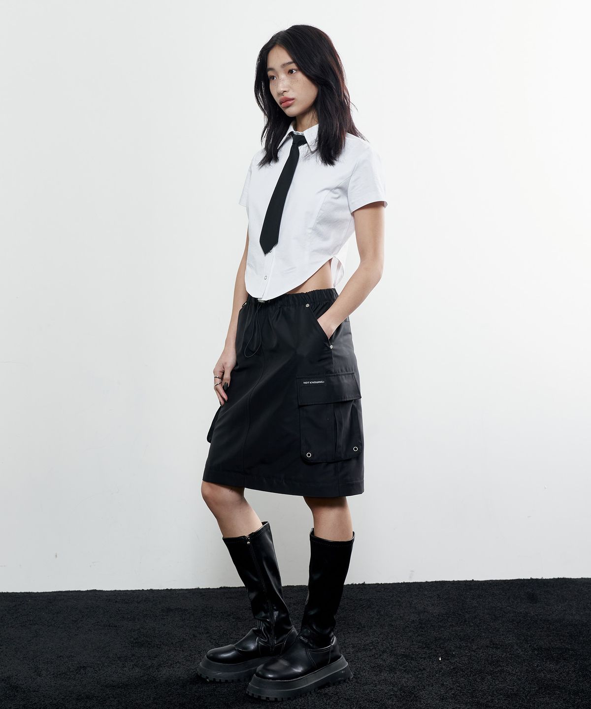 낫노잉(NOTKNOWING) 2-Way Satin Maxi Cargo Skirt (BLACK)