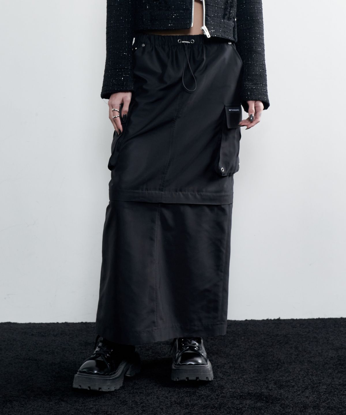 낫노잉(NOTKNOWING) 2-Way Satin Maxi Cargo Skirt (BLACK)