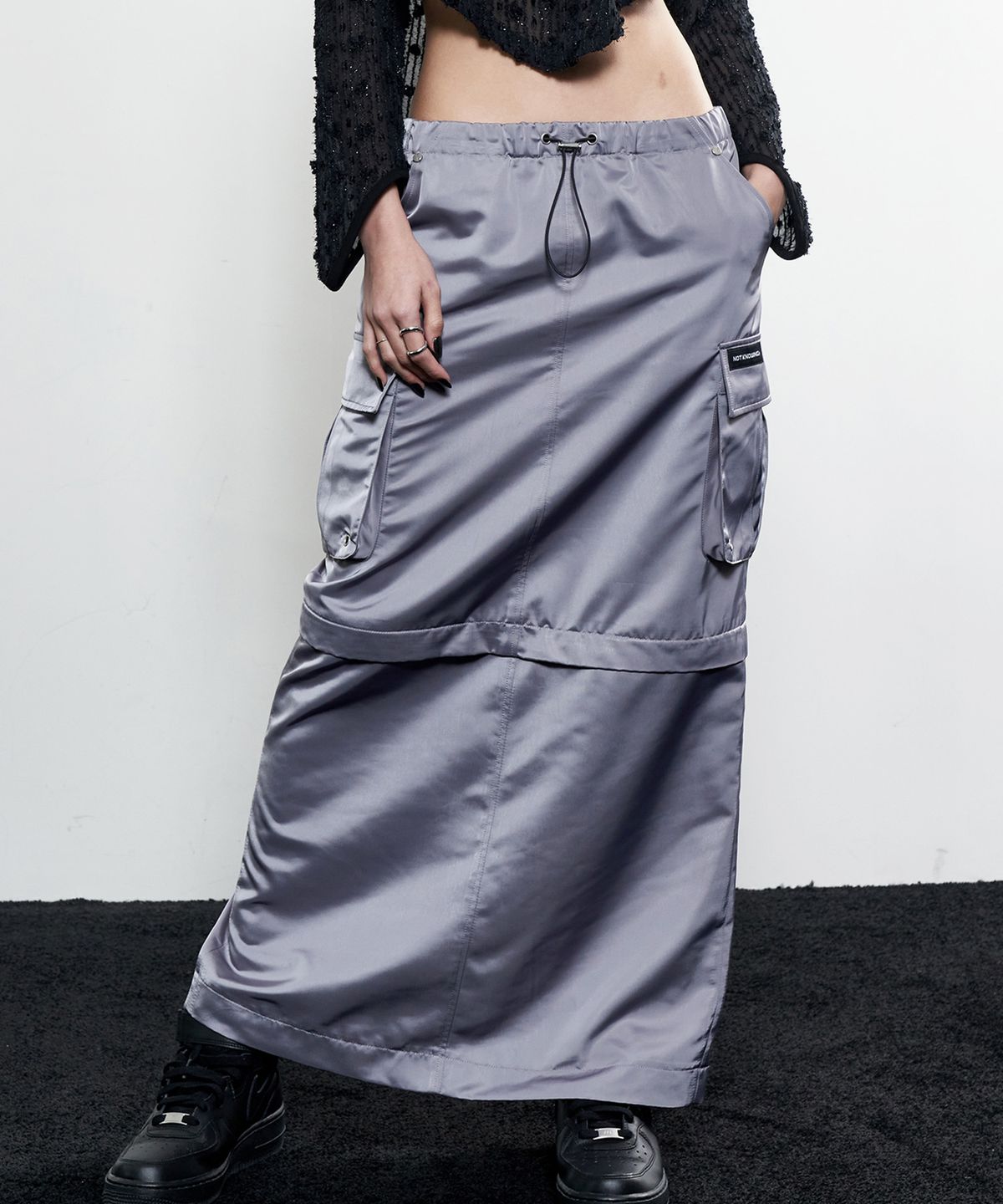 낫노잉(NOTKNOWING) 2-Way Satin Maxi Cargo Skirt (STEEL GREY)