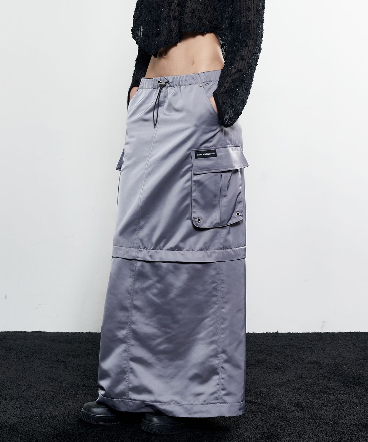 낫노잉(NOTKNOWING) 2-Way Satin Maxi Cargo Skirt (STEEL GREY)
