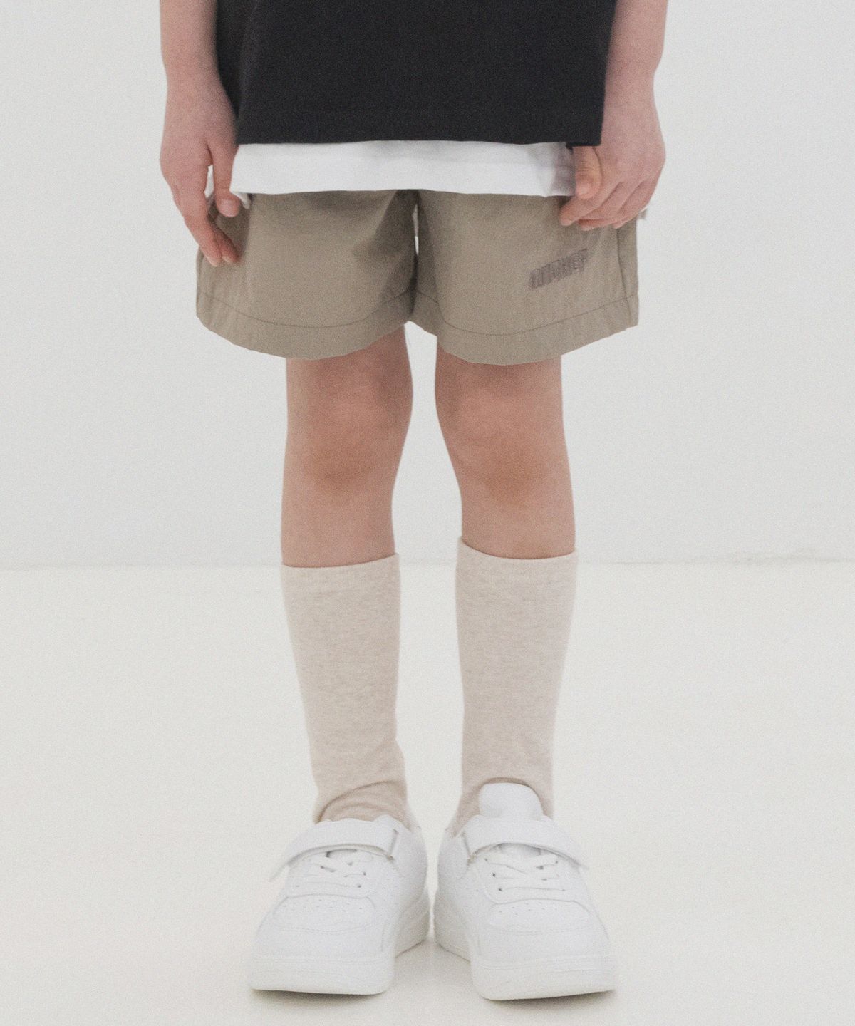 피아네르 키즈(PIANER KIDS) 로고 자수 나일론 밴딩 쇼츠 (모카)