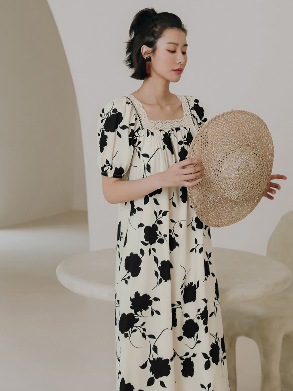 랭썬(LANGSON) LS_Black flower bubble sleeve dress