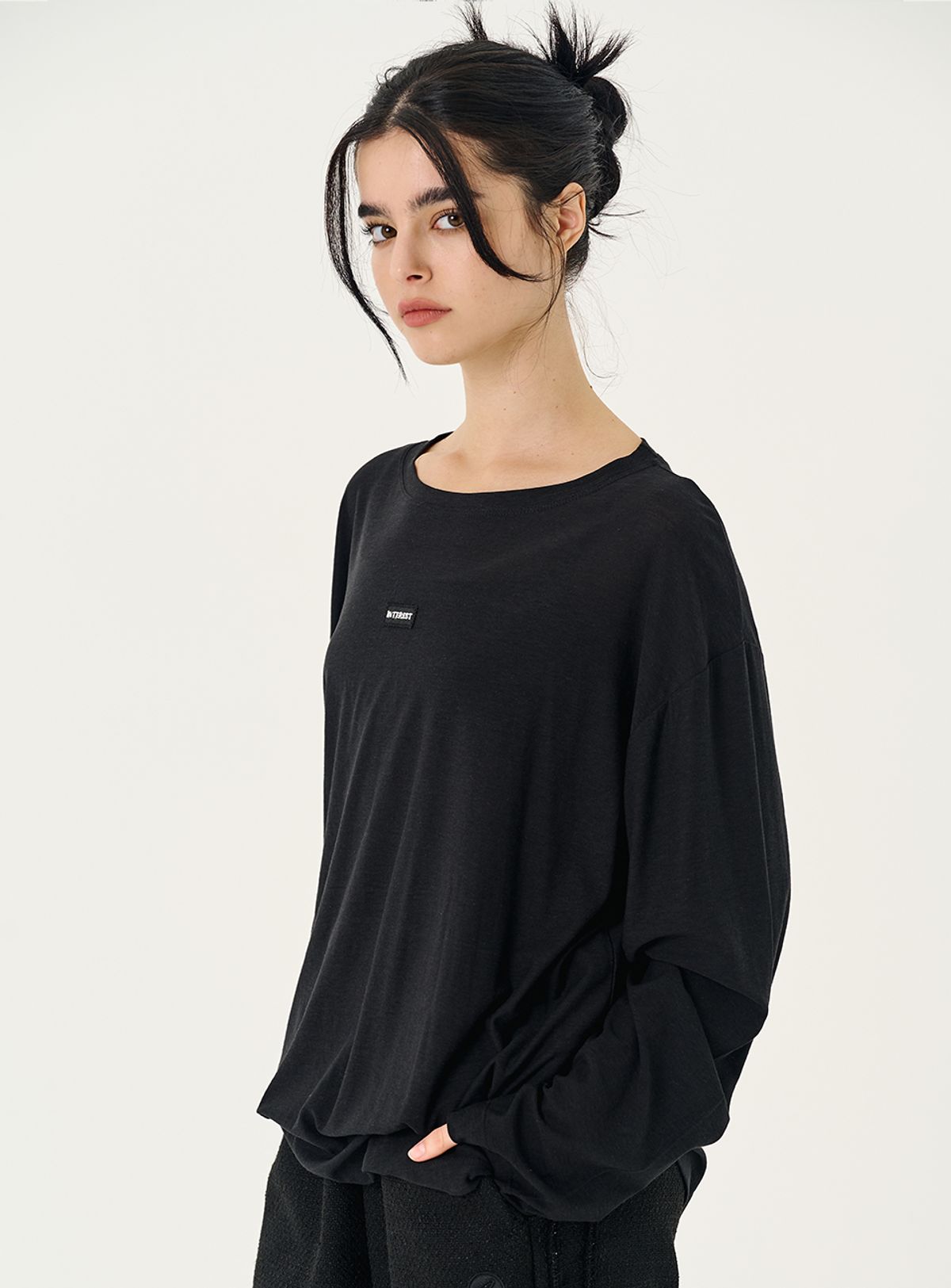 인터레스트(INTEREST) INTEREST NAME PATCH TOP_BLACK