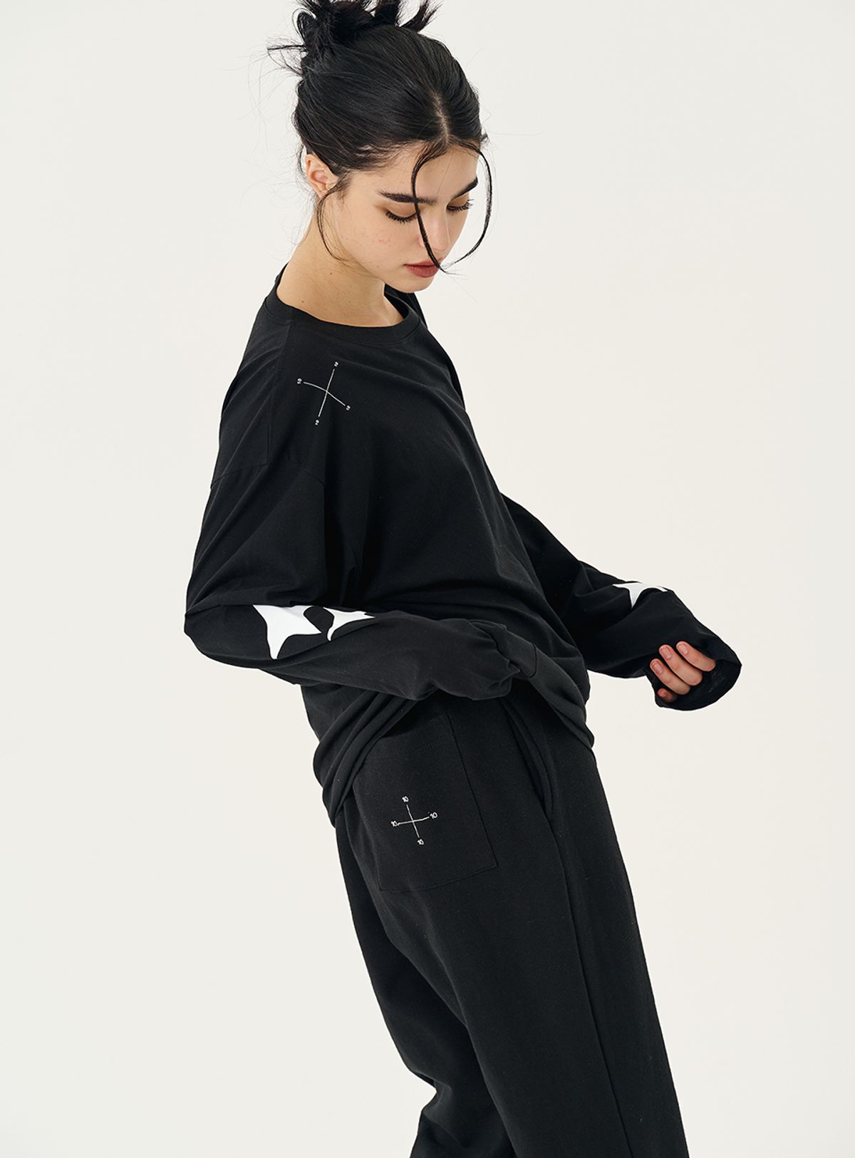 인터레스트(INTEREST) SHINNING PRINT TOP_BLACK