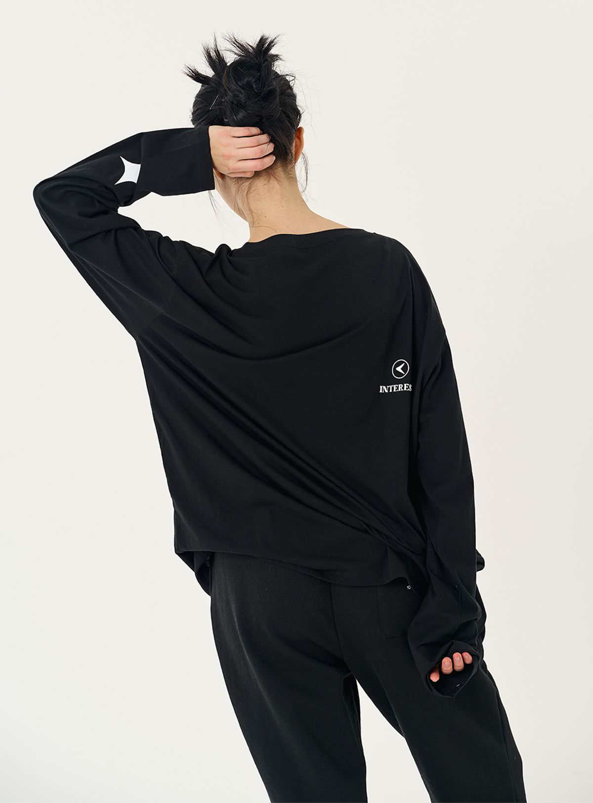 인터레스트(INTEREST) SHINNING PRINT TOP_BLACK