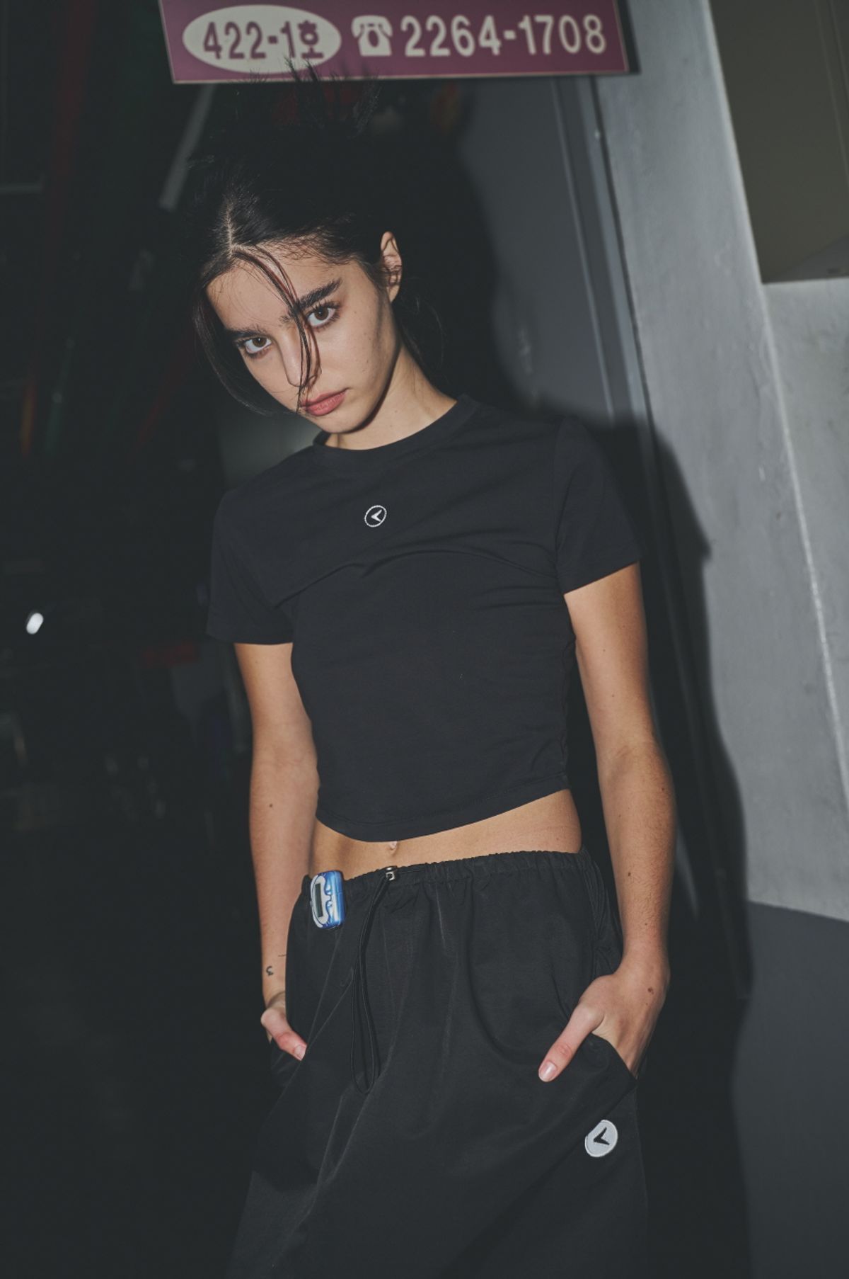 인터레스트(INTEREST) LOGO CROP TOP_BLACK
