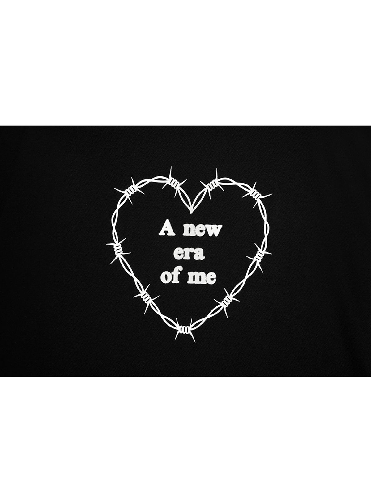 인터레스트(INTEREST) HEART WIRE SLOGAN OVERFIT TOP_BLACK