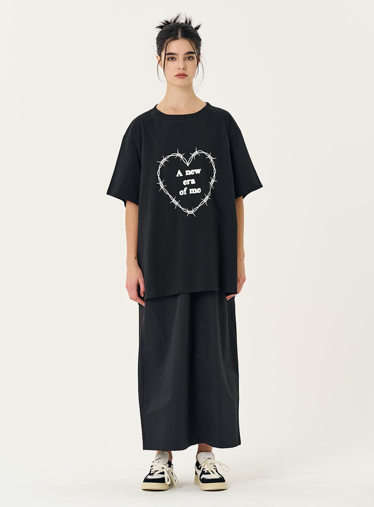인터레스트(INTEREST) HEART WIRE SLOGAN OVERFIT TOP_BLACK