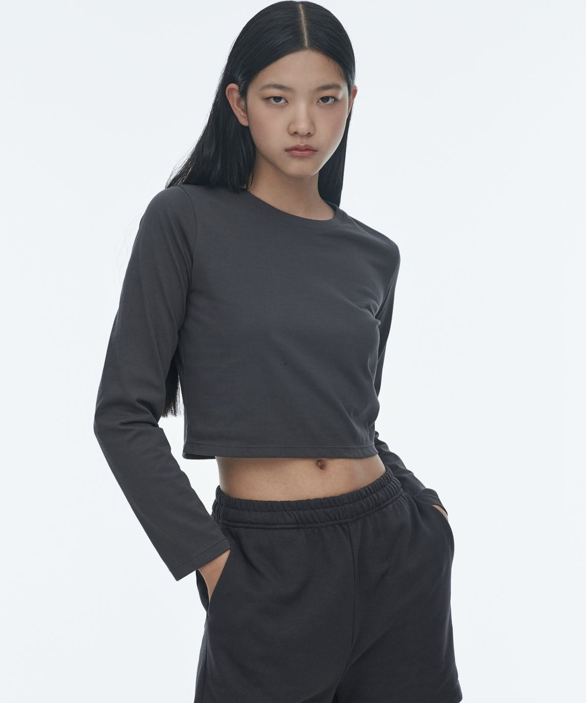 무신사 스탠다드 우먼(MUSINSA STANDARD WOMAN) [쿨탠다드] 우먼즈 크루 넥 크롭 긴소매 티셔츠 [다크 그레이]