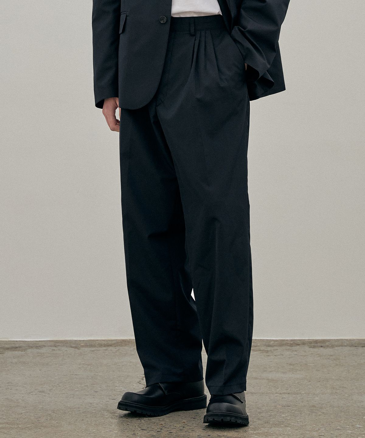 엔도어(ENDOOR) 4-tuck line pants (dark navy)
