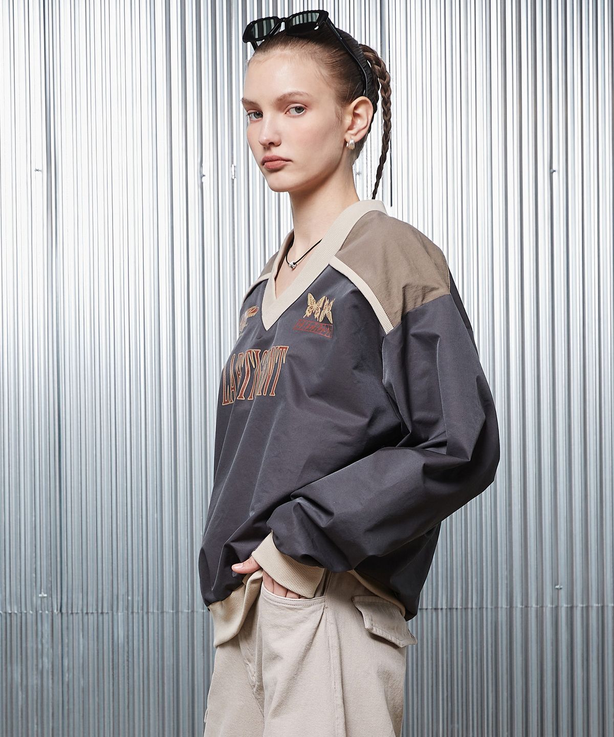 라티젠(LARTIGENT) L2 NYLON V-NECK TOP(CHARCOAL)