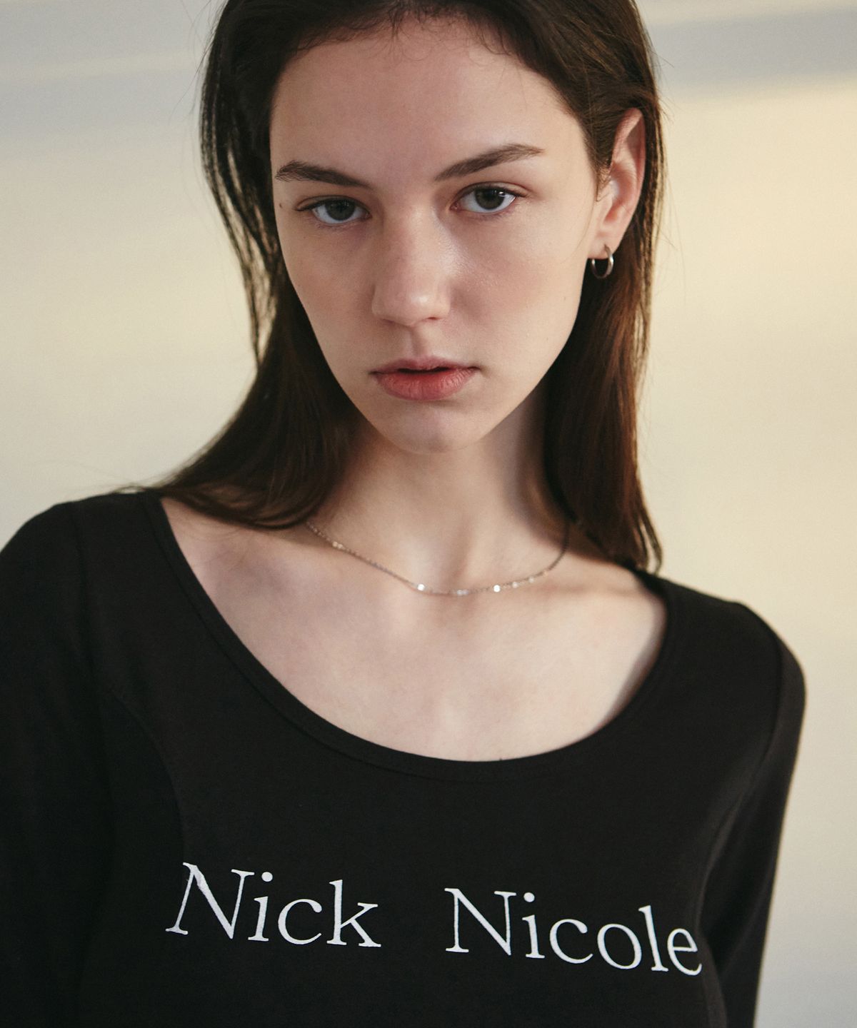 닉앤니콜(NICK&NICOLE) NICOLE CUTTING LINE CROP TEE_BLACK