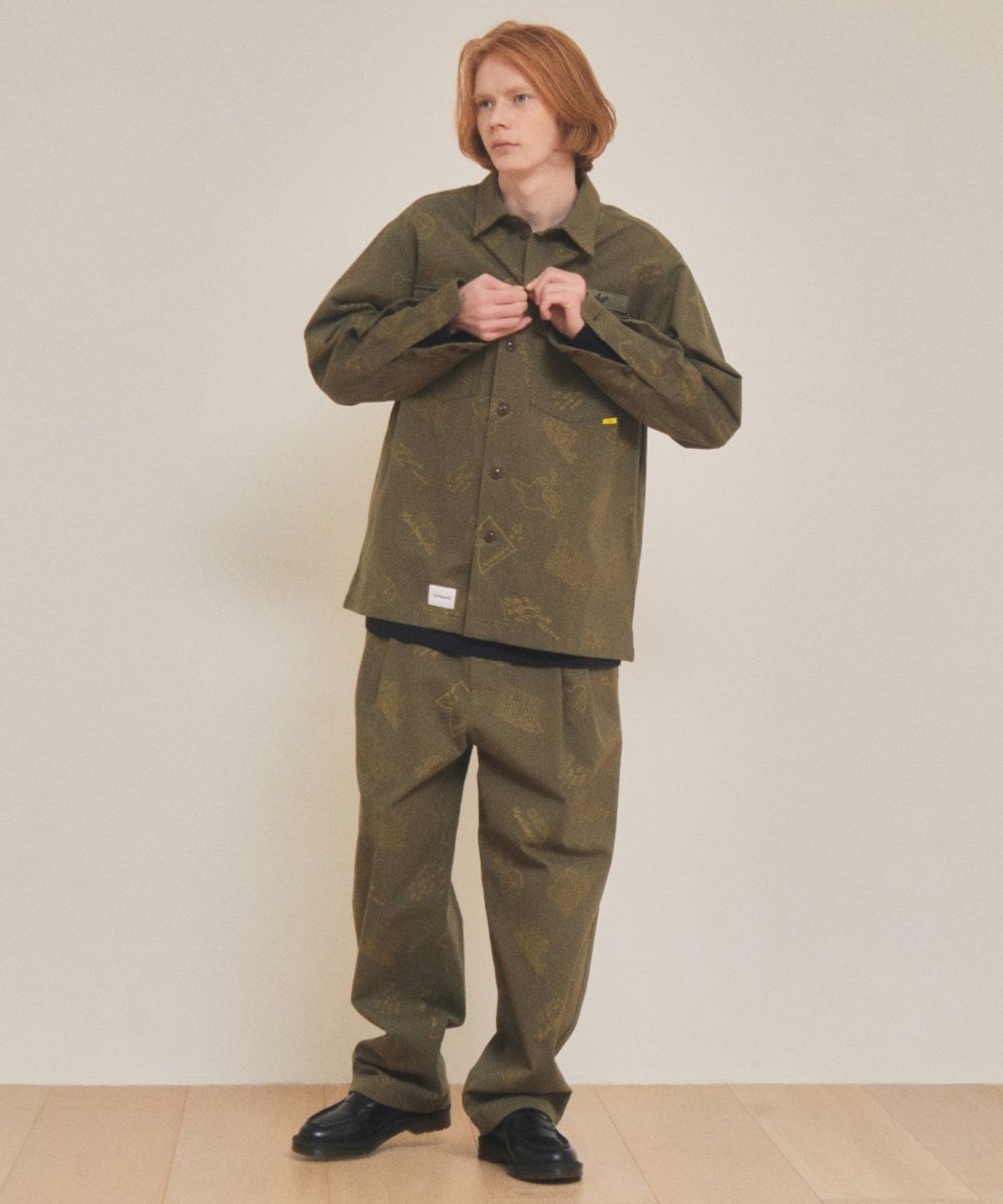 마크곤잘레스(MARK GONZALES) ALLOVER PRINT TWILL EASY PANT - KHAKI