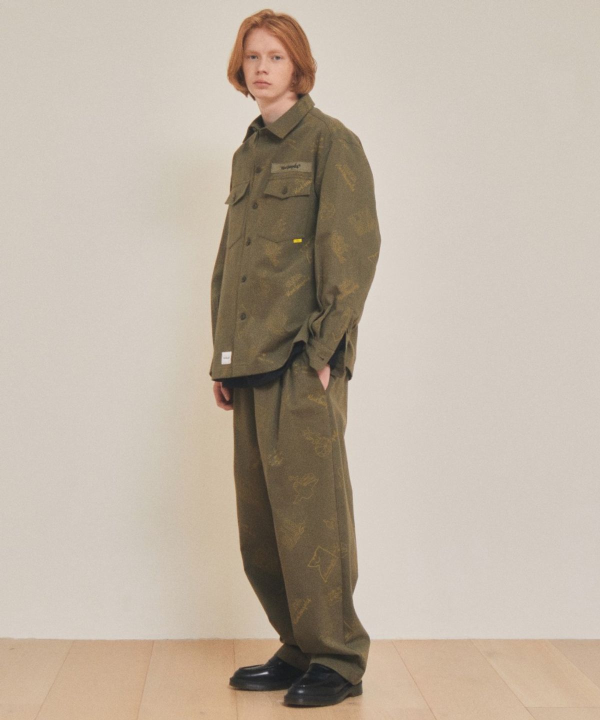 마크곤잘레스(MARK GONZALES) ALLOVER PRINT TWILL EASY PANT - KHAKI
