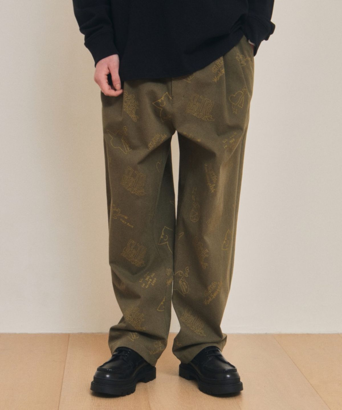 마크곤잘레스(MARK GONZALES) ALLOVER PRINT TWILL EASY PANT - KHAKI