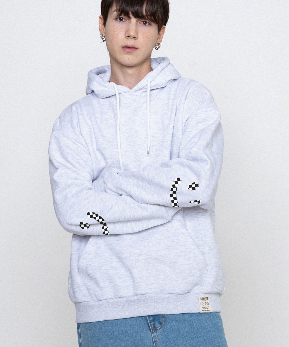 그레이버(GRAVER) [UNISEX]엘보우 체커보드 드로잉스마일 후드티_멜란지화이트
