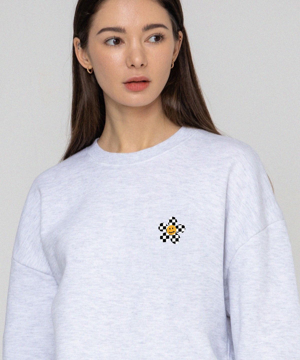 그레이버(GRAVER) [UNISEX]체커보드 스몰플라워 맨투맨_멜란지화이트