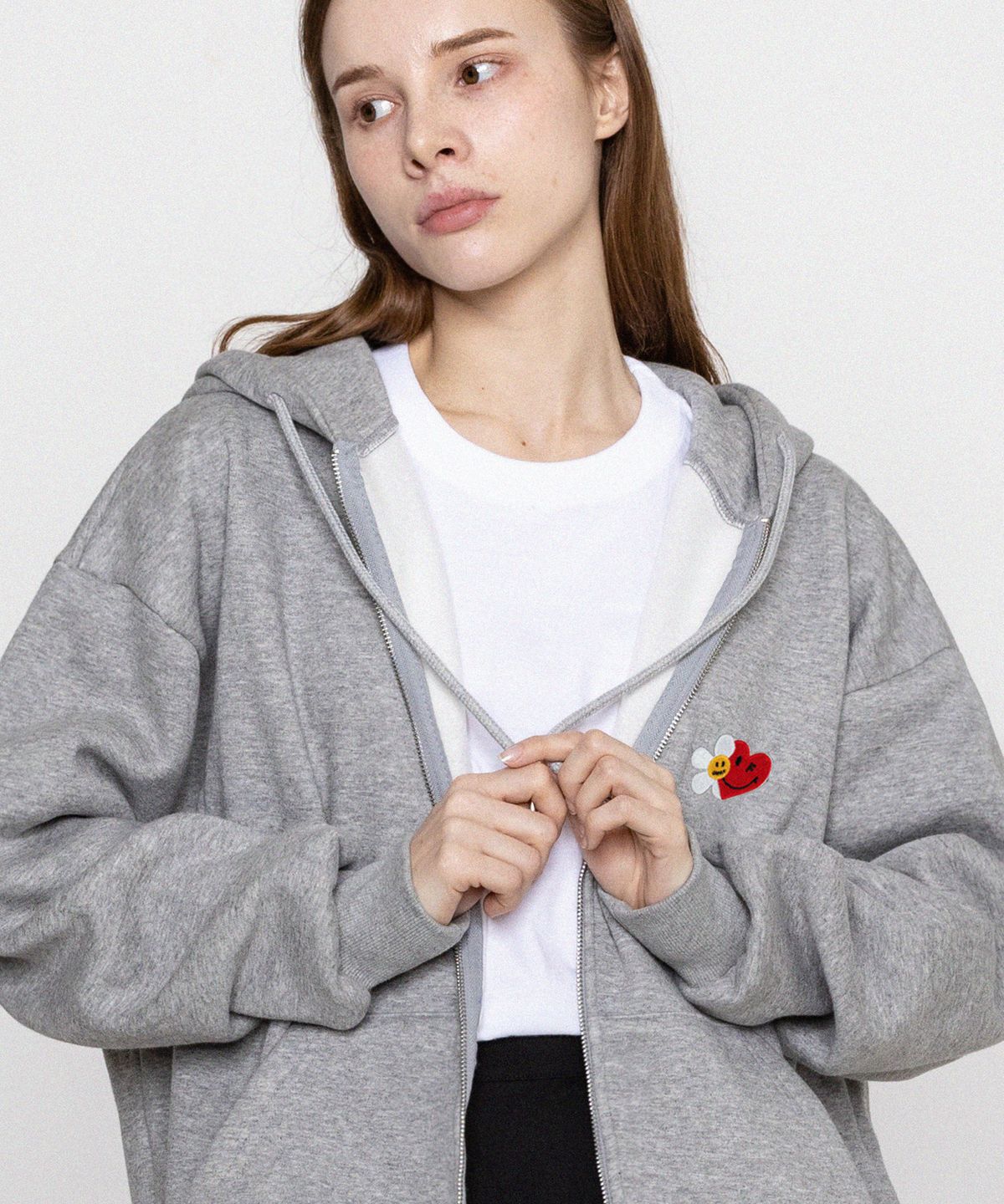 그레이버(GRAVER) [UNISEX]플라워 하트 하프스마일 자수 후드집업_그레이