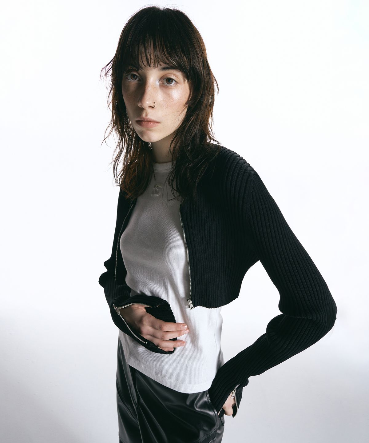 인사일런스 우먼(INSILENCE WOMEN) 크롭 리브드 집업 카디건 BLACK