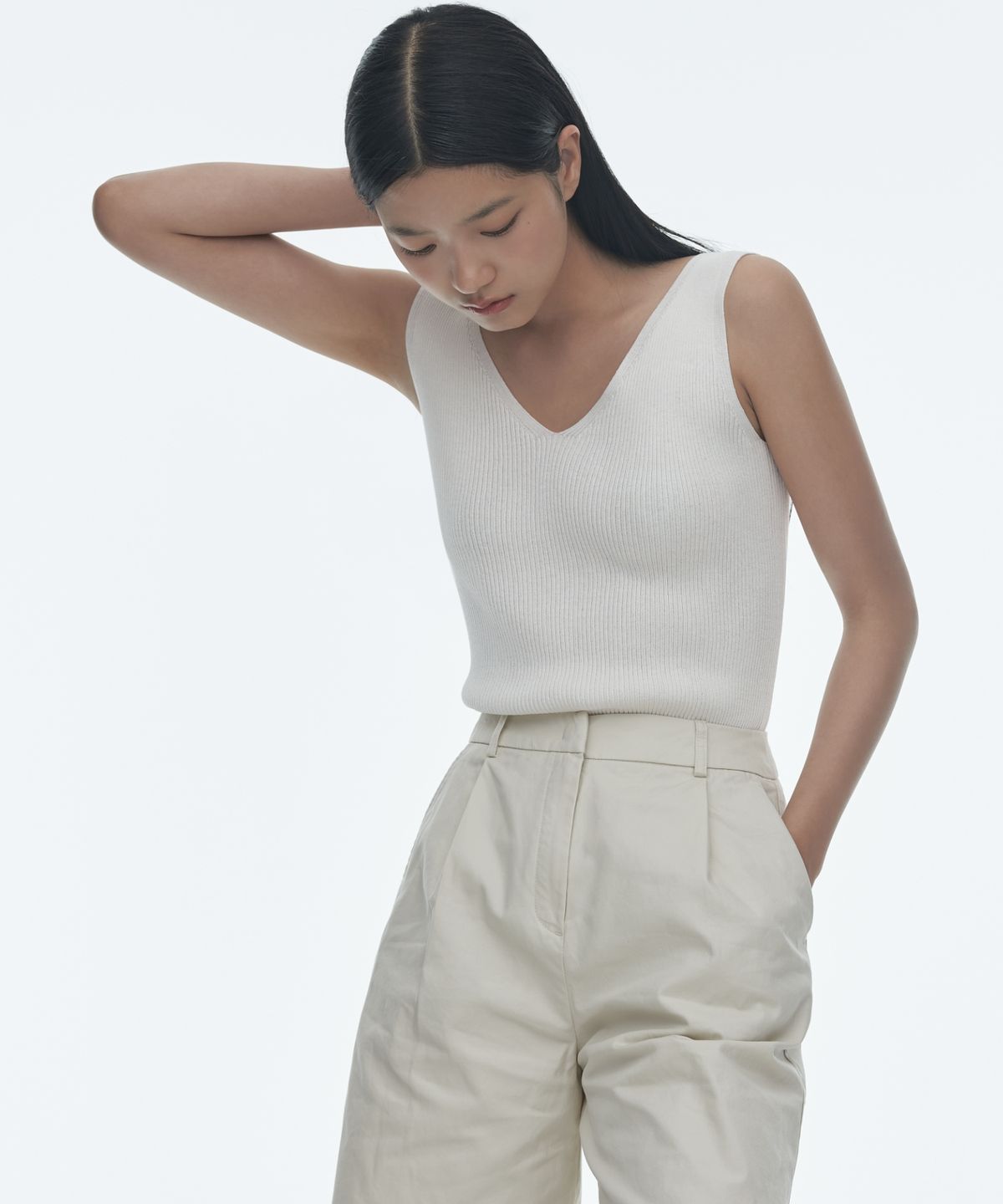 무신사 스탠다드 우먼(MUSINSA STANDARD WOMAN) 우먼즈 리브드 브이 넥 니트 슬리브리스 탑 [아이보리]