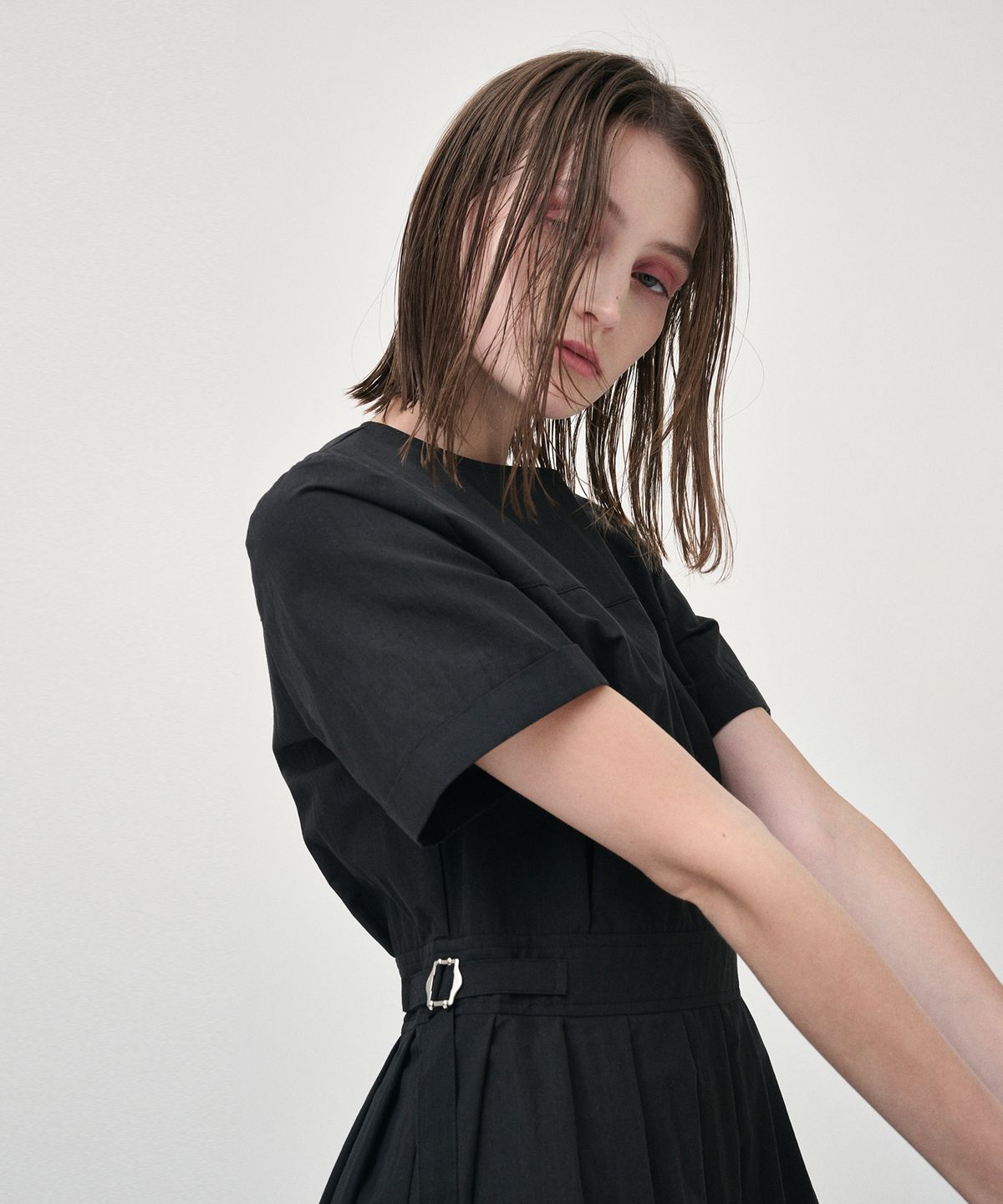 에트몽(ETMON) Half Sleeve Pleats Dress, Black