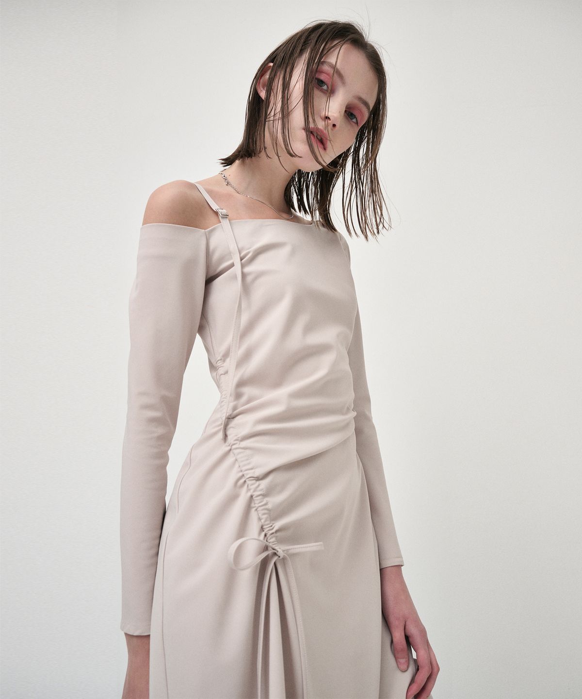 에트몽(ETMON) One Off Shoulder Shirring dress, Beige