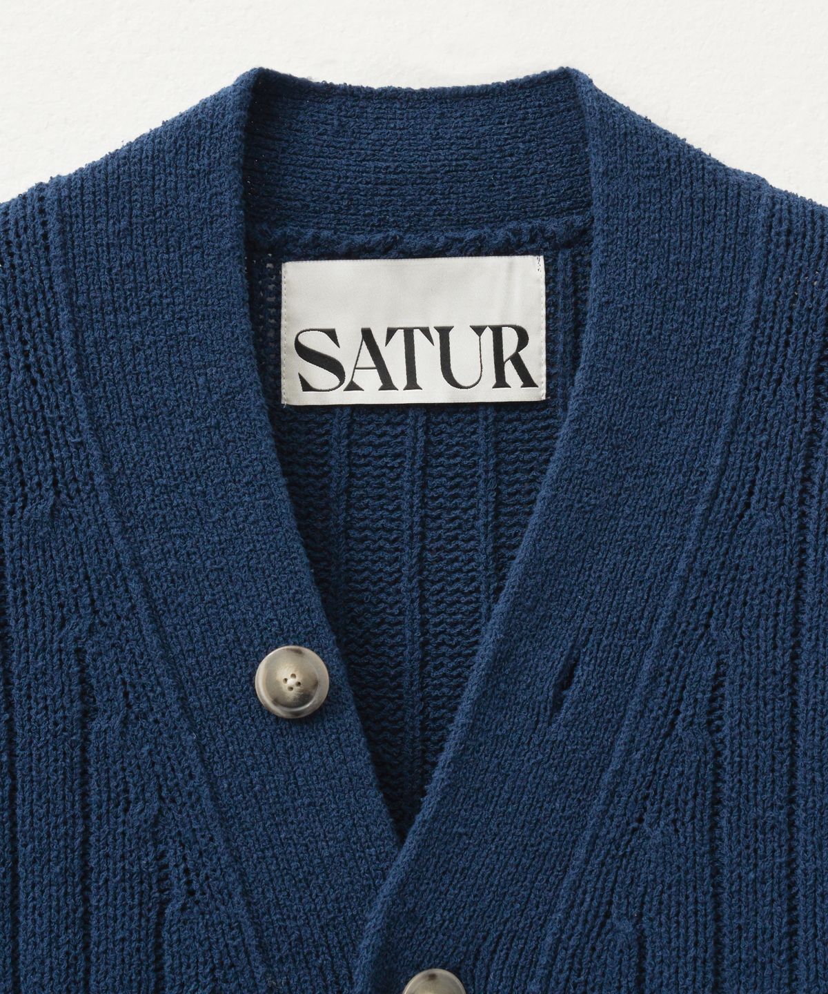 세터(SATUR) 파로 오버 사이즈 부클 가디건 네이비 피오니