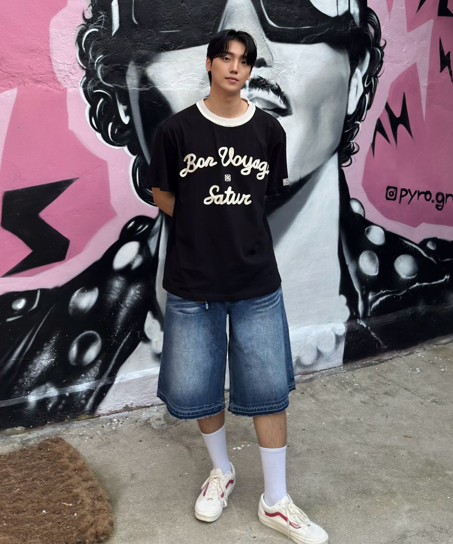 男女兼用【SATUR】Cherry Blossom Satur ロゴ ボヤージュTシャツ Cherry Blossom Edition🌸 ] 以櫻花為靈感，結合SATUR經典款設計