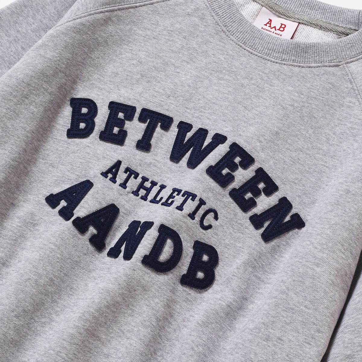 비트윈에이앤비(BETWEEN A AND B) 레글런 반팔 스웨트셔츠 [그레이]
