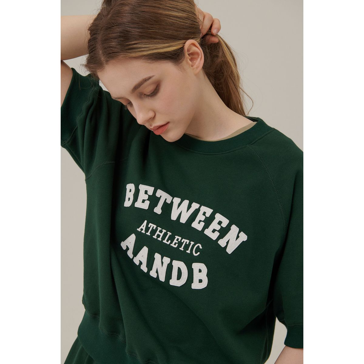 비트윈에이앤비(BETWEEN A AND B) 레글런 반팔 스웨트셔츠 [딥그린]