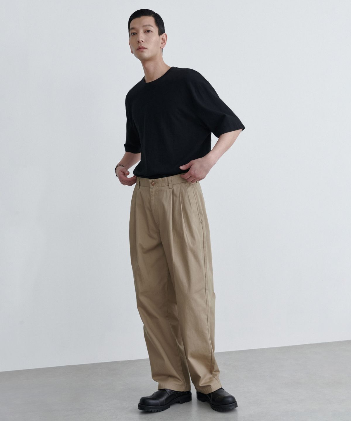 무신사 스탠다드(MUSINSA STANDARD) 쓰리 턱 세미 벌룬 치노 팬츠 [베이지]